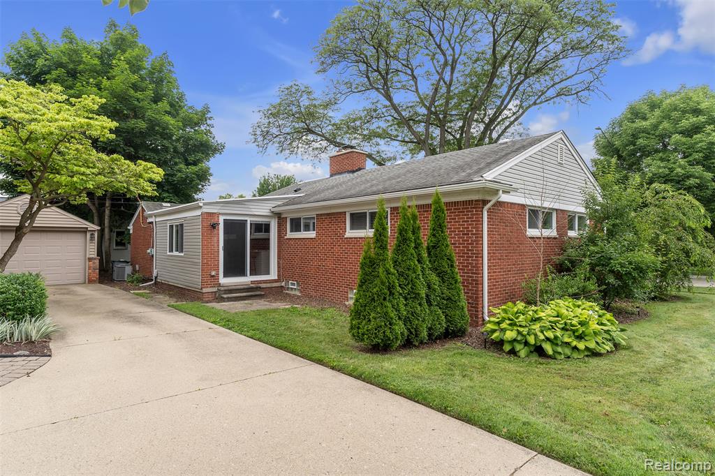 765 Vernier Road, Grosse Pointe Woods, MI 48236 — Photo 40