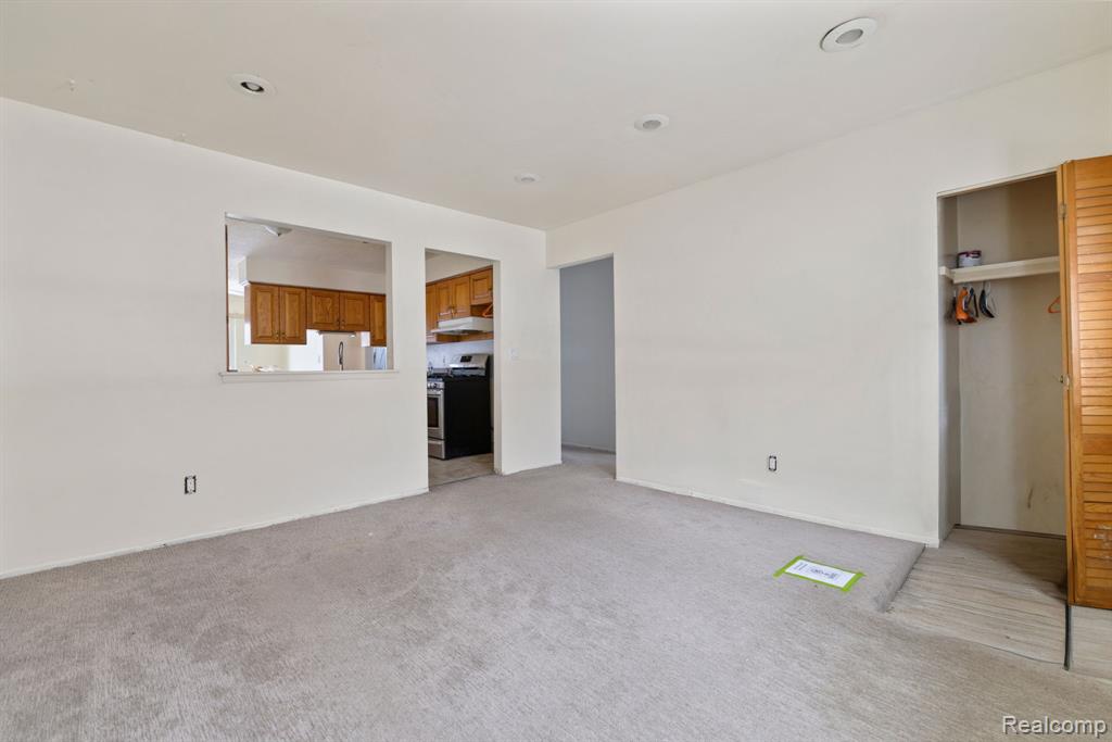 6039 N Silvery Lane, Dearborn Heights, MI 48127 — Photo 4