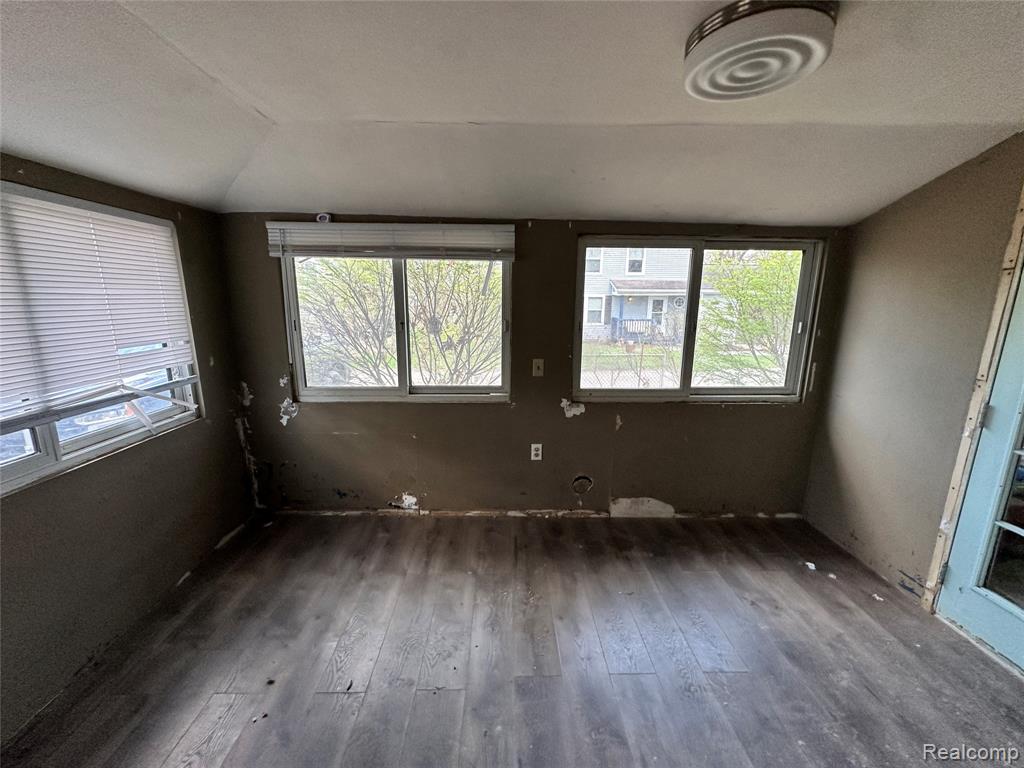 235 Woodbine Drive, Milford, MI 48380 — Photo 5