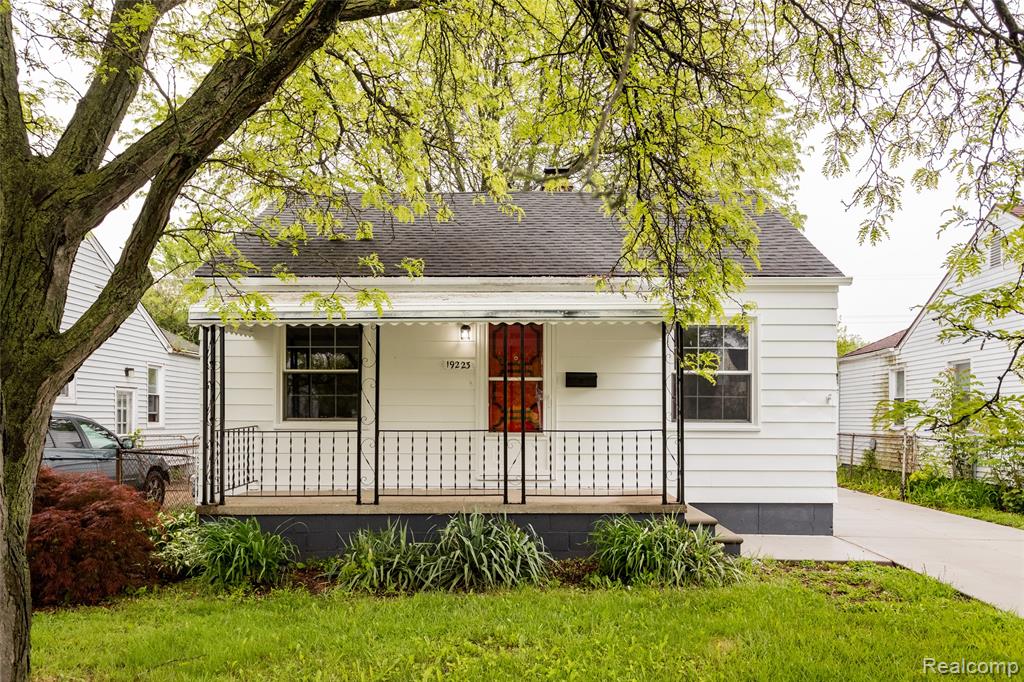 19223 woodside street, Harper Woods, MI 48225