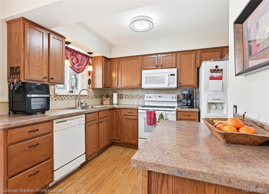 4904 Lake Grove Drive, White Lake, MI 48383 — Photo 10