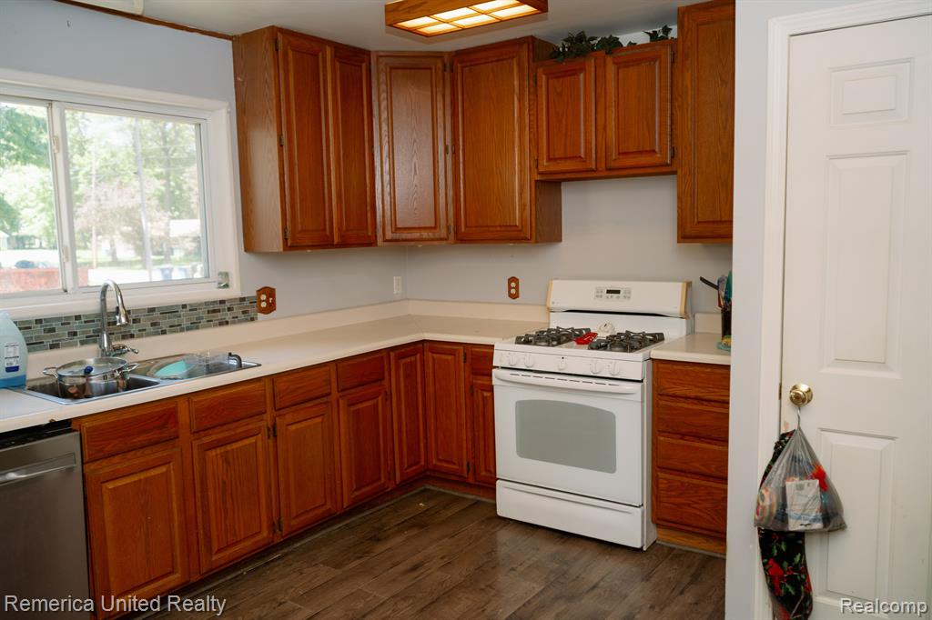 509 COLLINGWOOD Street, Houghton Lake, MI 48629 — Photo 4