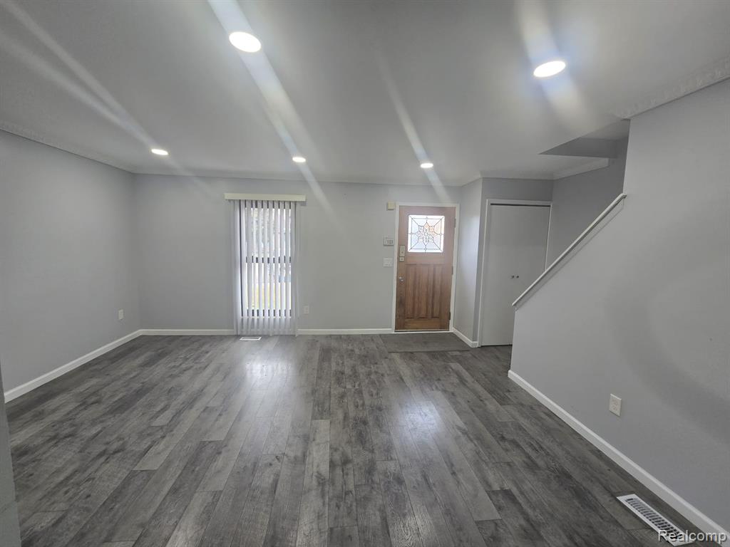 8410 HICKORY DR Drive, Sterling Heights, MI 48312 — Photo 6