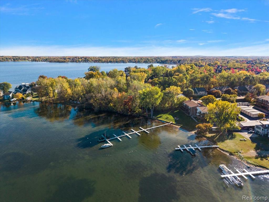 44800 Bayview Drive, 33, Novi, MI 48377 — Photo 2