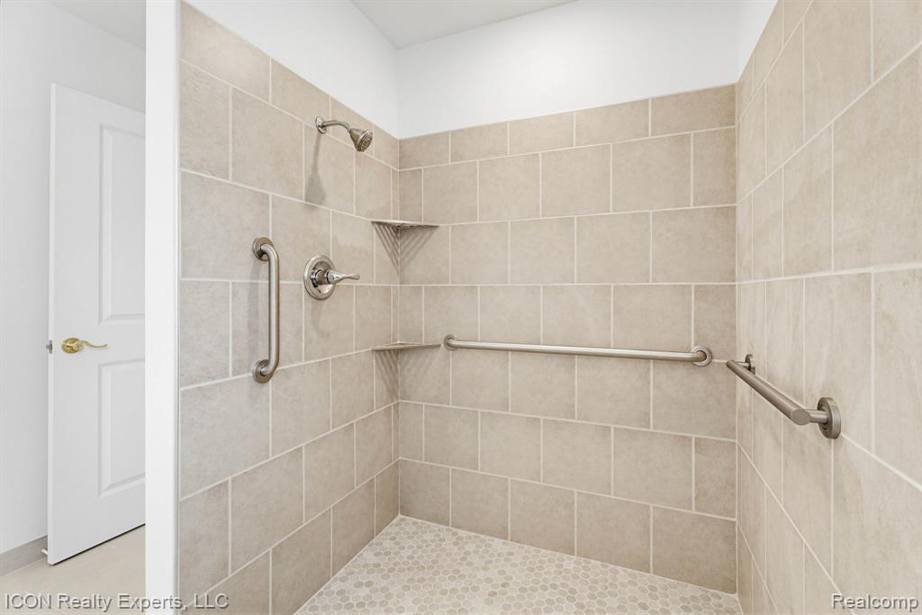 3907 Pontiac Lake Road, Waterford, MI 48328 — Photo 32