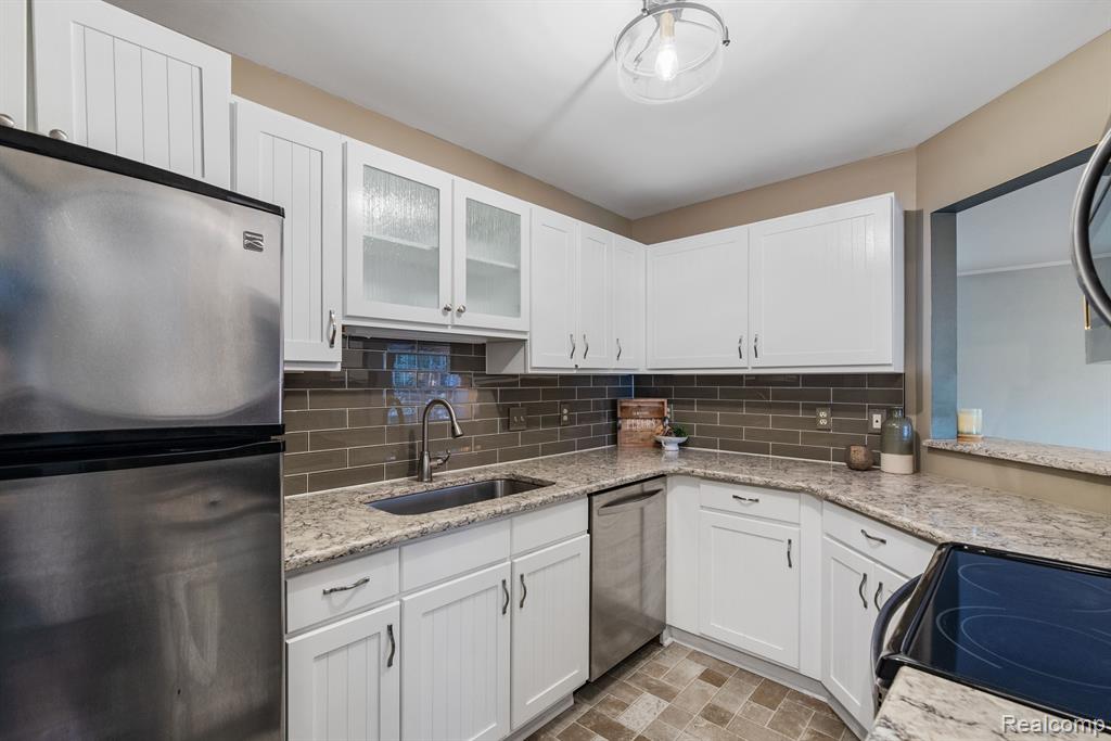 217 OAKBROOKE Drive, 2, South Lyon, MI 48178 — Photo 9