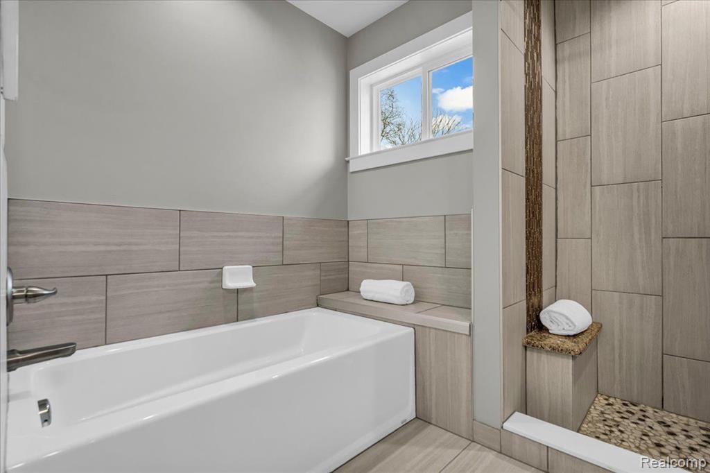 705 WHITCOMB Avenue, Royal Oak, MI 48073 — Photo 25