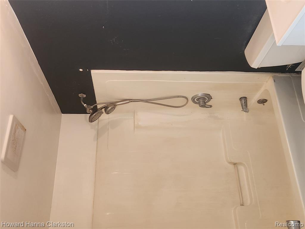 5748 Graves Street, Waterford, MI 48327 — Photo 8