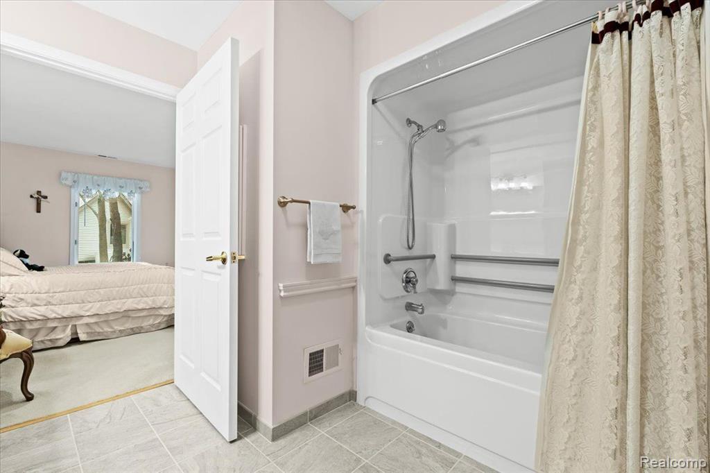 21290 JUNIPER Court, 76, Farmington Hills, MI 48336 — Photo 12