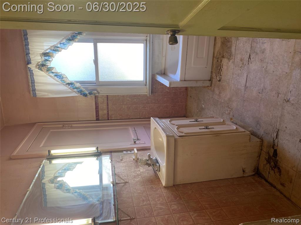 972 Tacken Street, Flint, MI 48532 — Photo 12