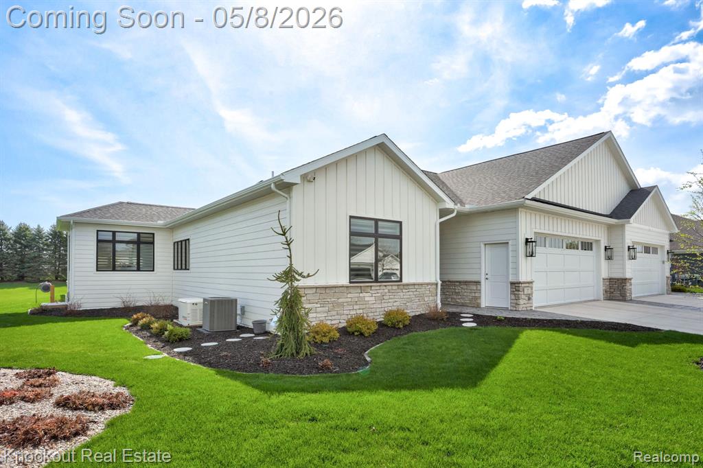 27 Hanover Drive, Frankenmuth, MI 48734 — front exterior