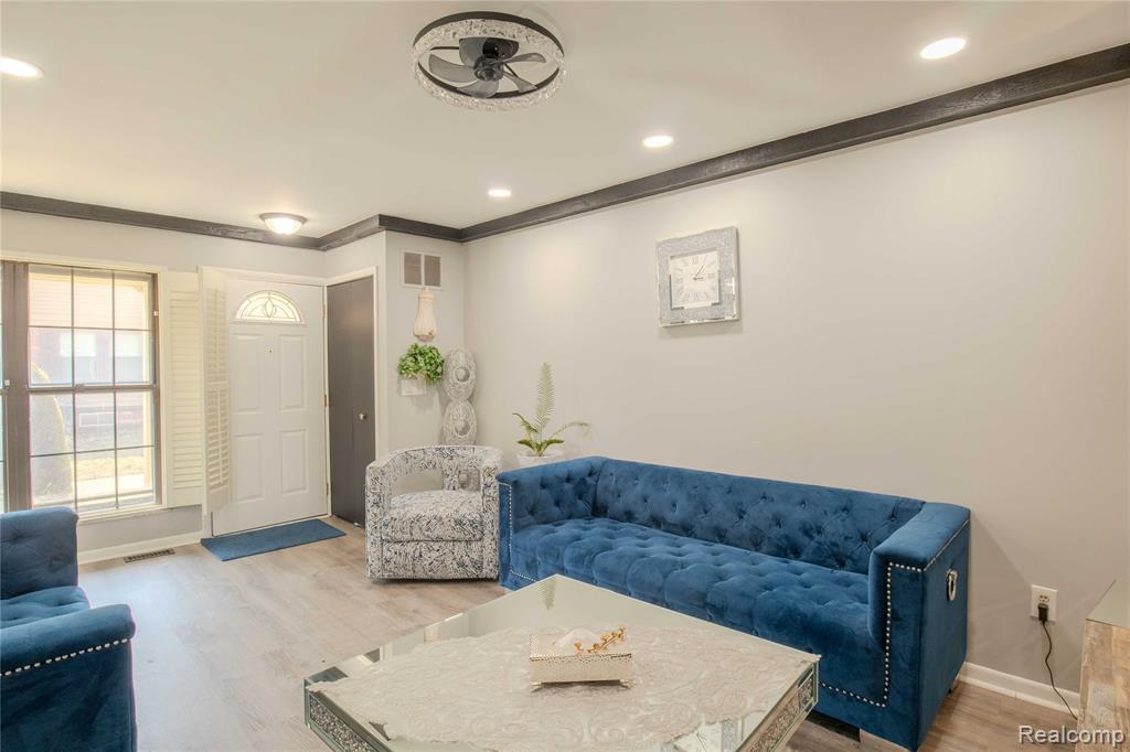 8684 Edgewater Lane, 14, Warren, MI 48093 — Photo 5