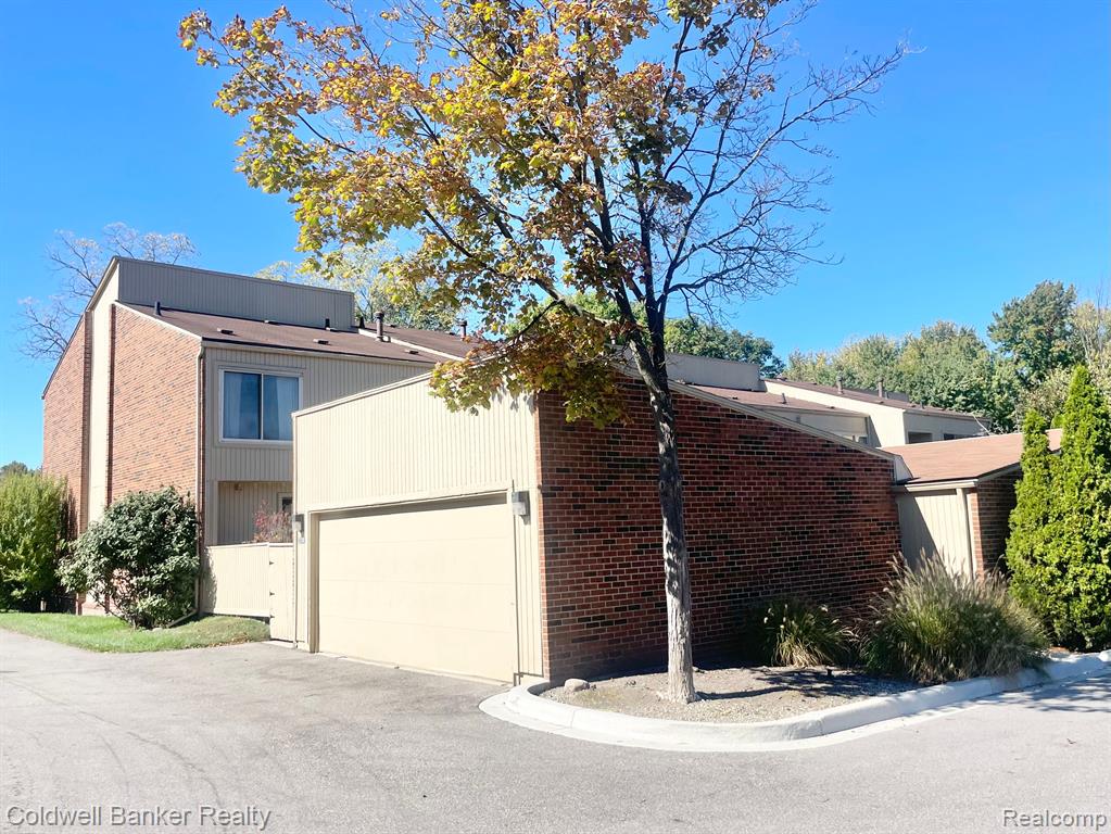 7330 BALSAM Court, West Bloomfield, MI — front exterior