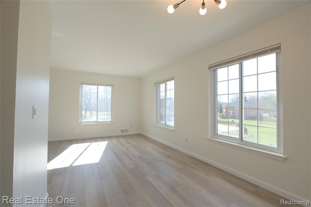 657 E Fox Hills Drive, Bloomfield Hills, MI 48304 — Photo 9