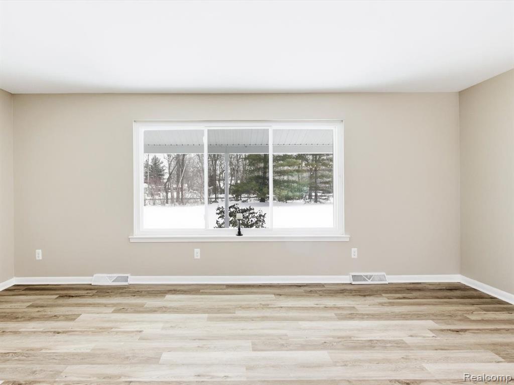 5837 Lakeshore Road, Fort Gratiot, MI 48059 — Photo 9