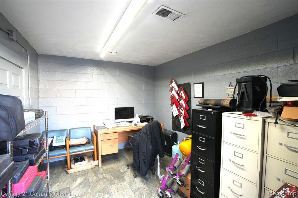 6811 Schaefer Road, Dearborn Heights, MI 48126 — Photo 18