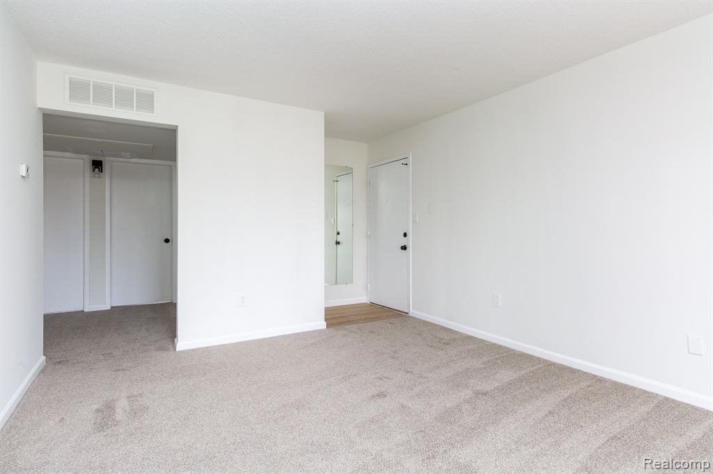 5273 HIGHLAND Road, Waterford, MI 48327 — Photo 3