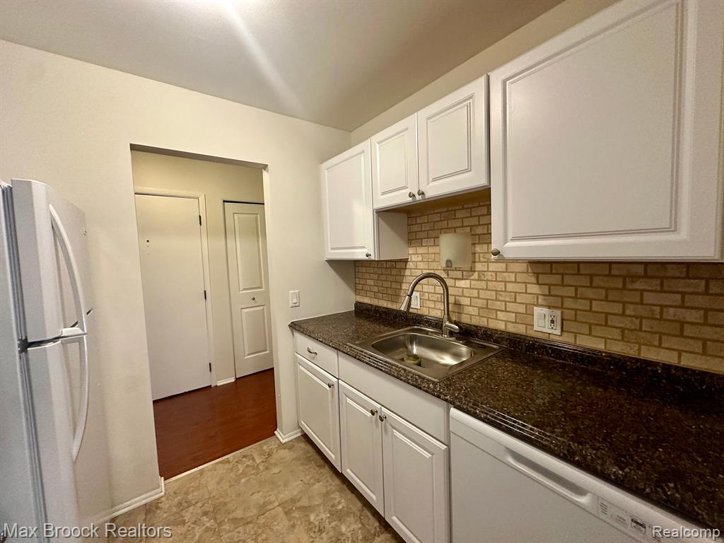 647 E FOX HILLS Drive, Bloomfield Hills, MI 48304 — Photo 10