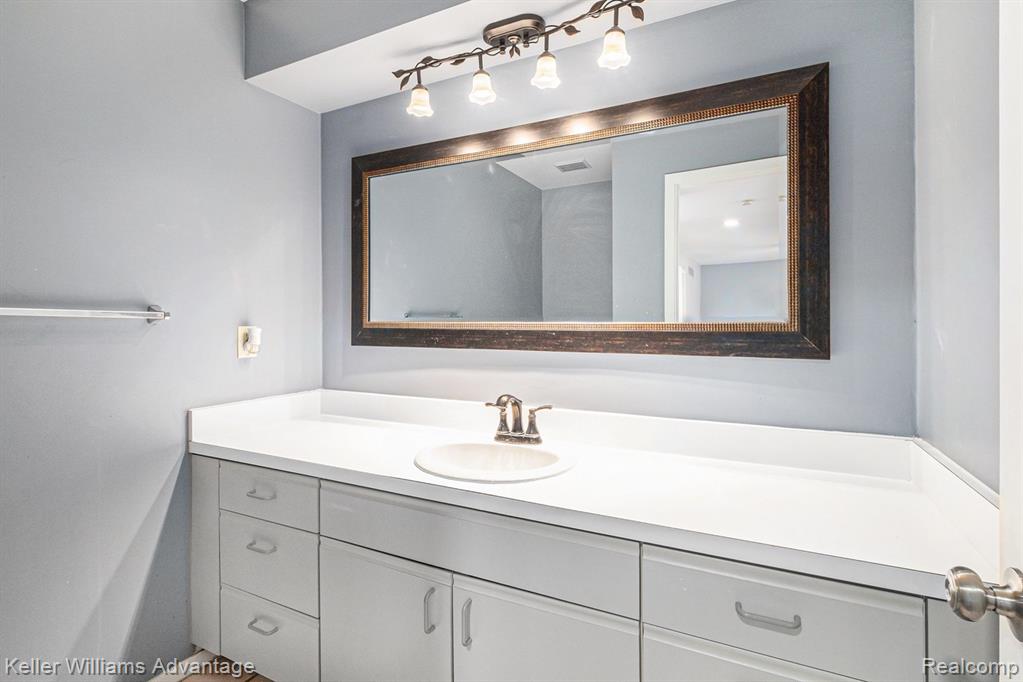 37614 Amber Drive, Farmington Hills, MI 48331 — Photo 28