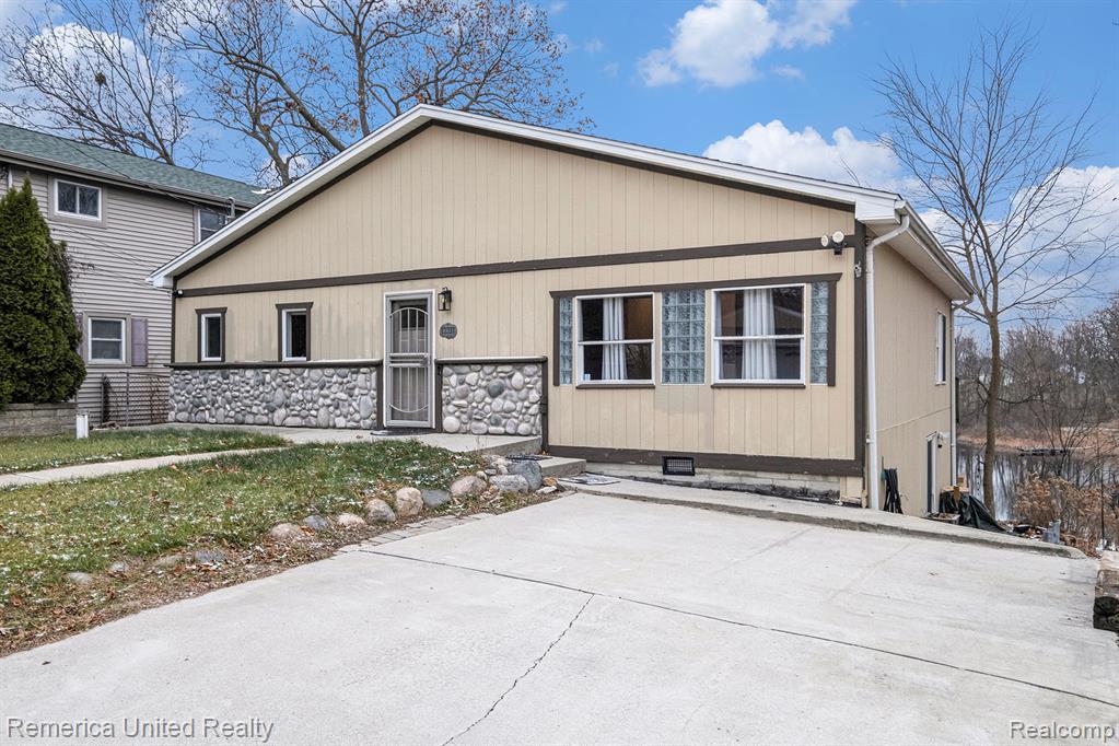 12237 Dalhart Drive, Fenton, MI 48430 — Photo 4