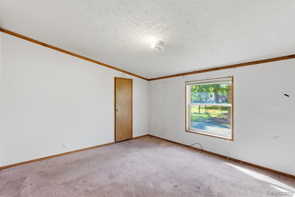 990 Voorheis Road, Waterford, MI 48328 — Photo 9