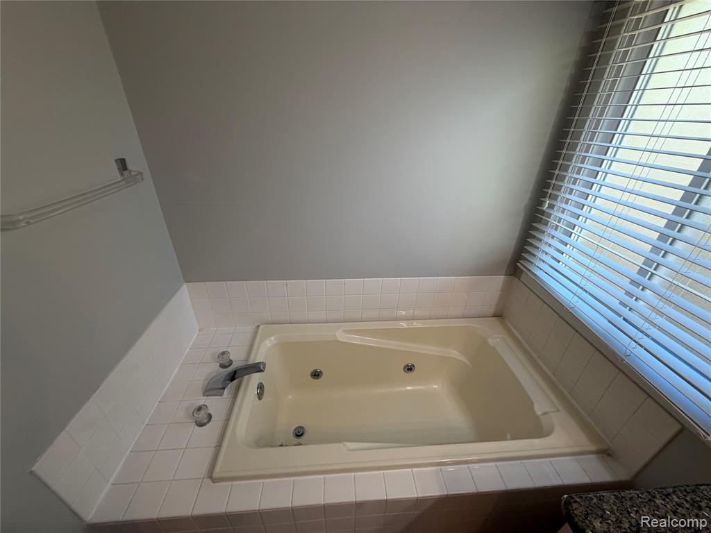 39588 Squire, Novi, MI — Photo 17