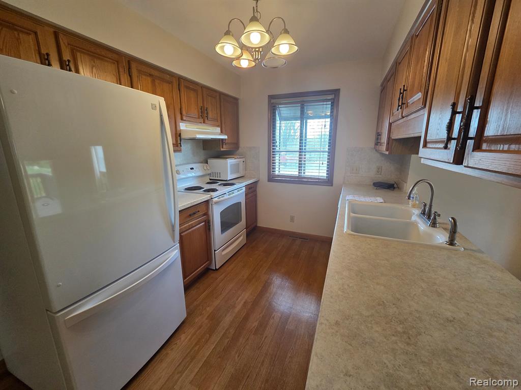 560 OAKBROOK Circle, Flushing, MI 48433 — Photo 8
