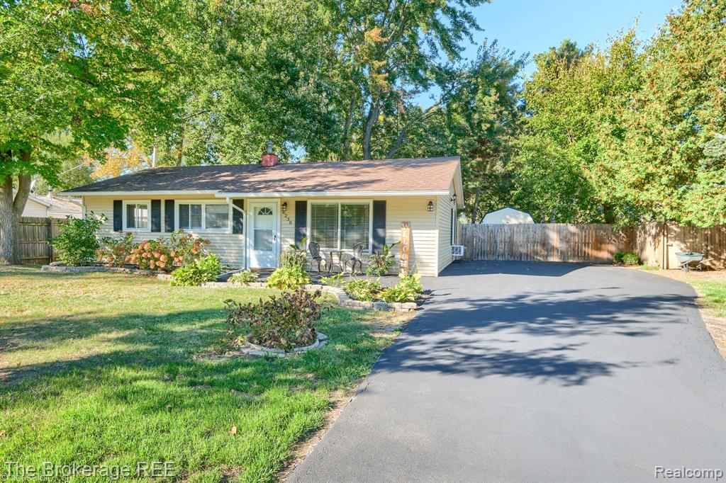 6230 Woodsdale Drive, Grand Blanc, MI 48439 — front exterior