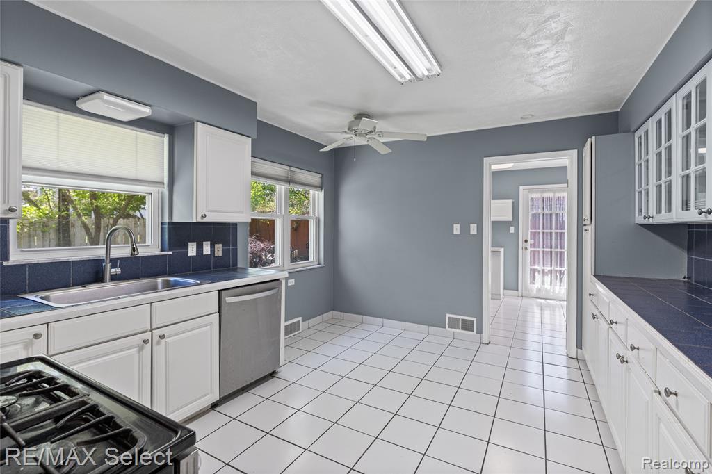 3441 Hawthorne Drive, Flint, MI 48503 — Photo 9