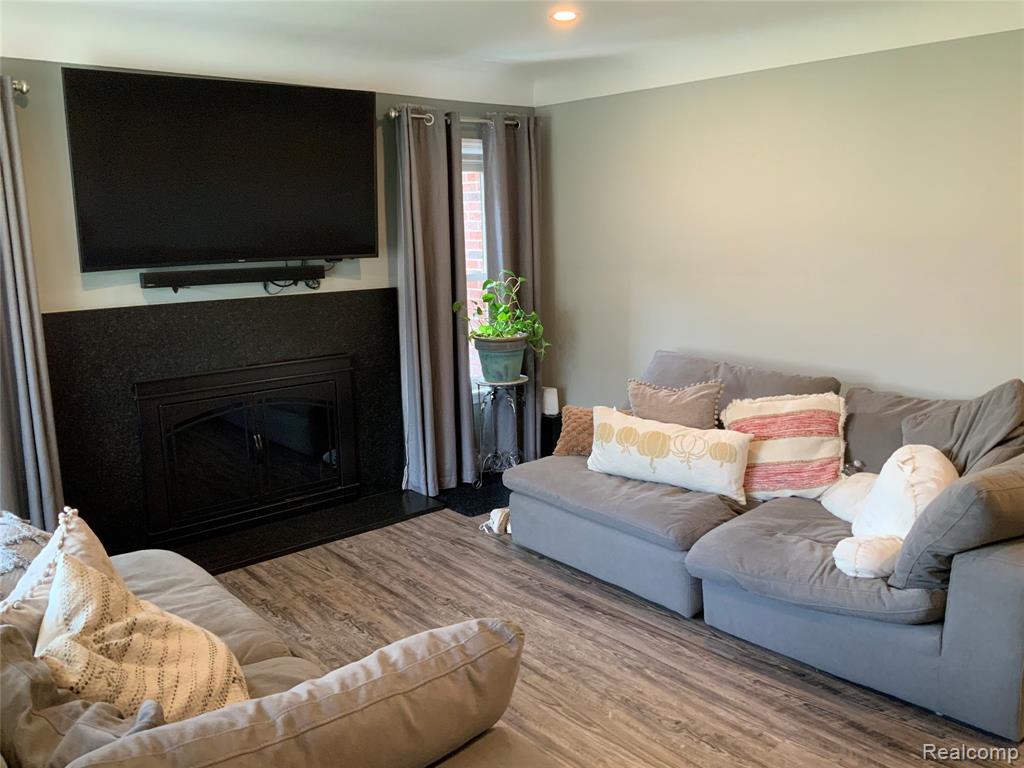 8949 Roslyn Street, Livonia, MI 48150 — Photo 18