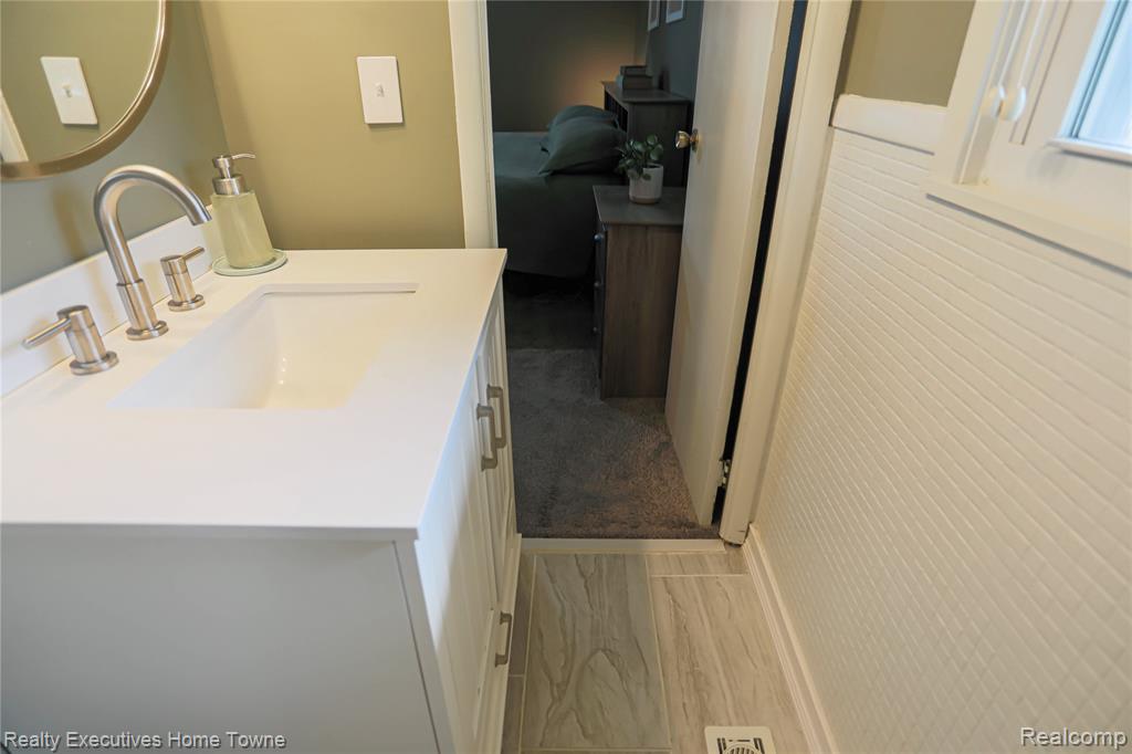 2687 Los Angeles Drive, Wolverine Lake, MI 48390 — Photo 33