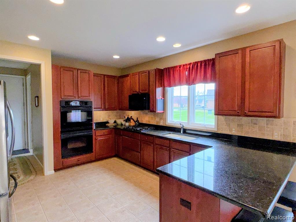 7350 Pine Vista Drive, Brighton, MI 48116 — Photo 18