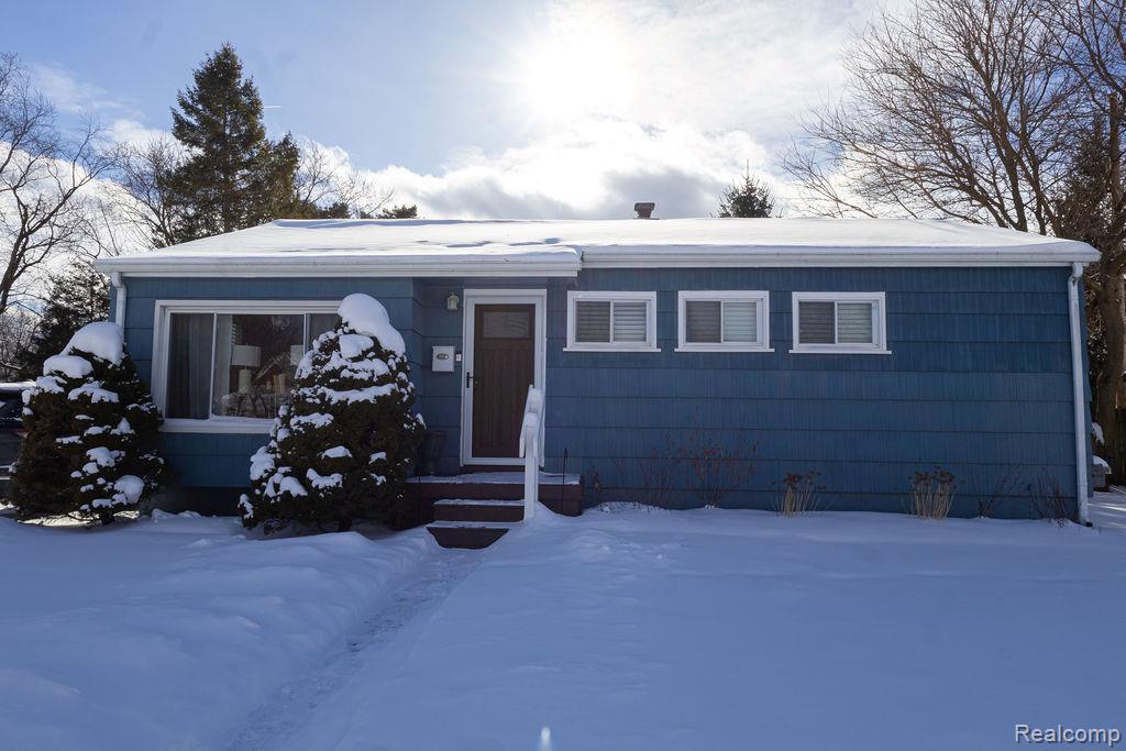 823 Southwood Drive, Fenton, MI 48430 — front exterior