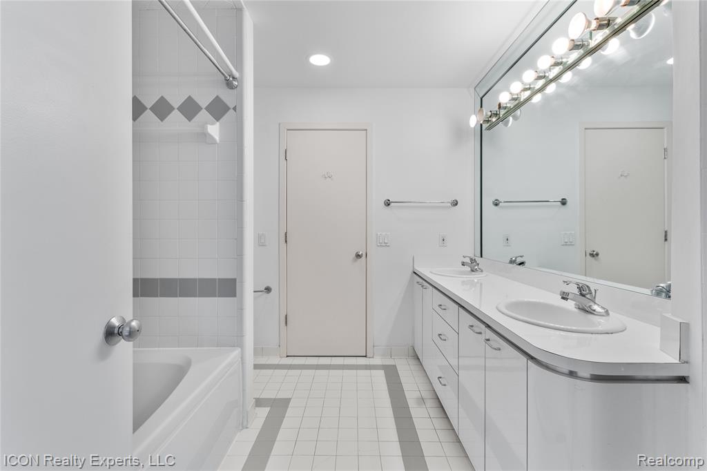 5727 Royal Wood, West Bloomfield, MI — Photo 24