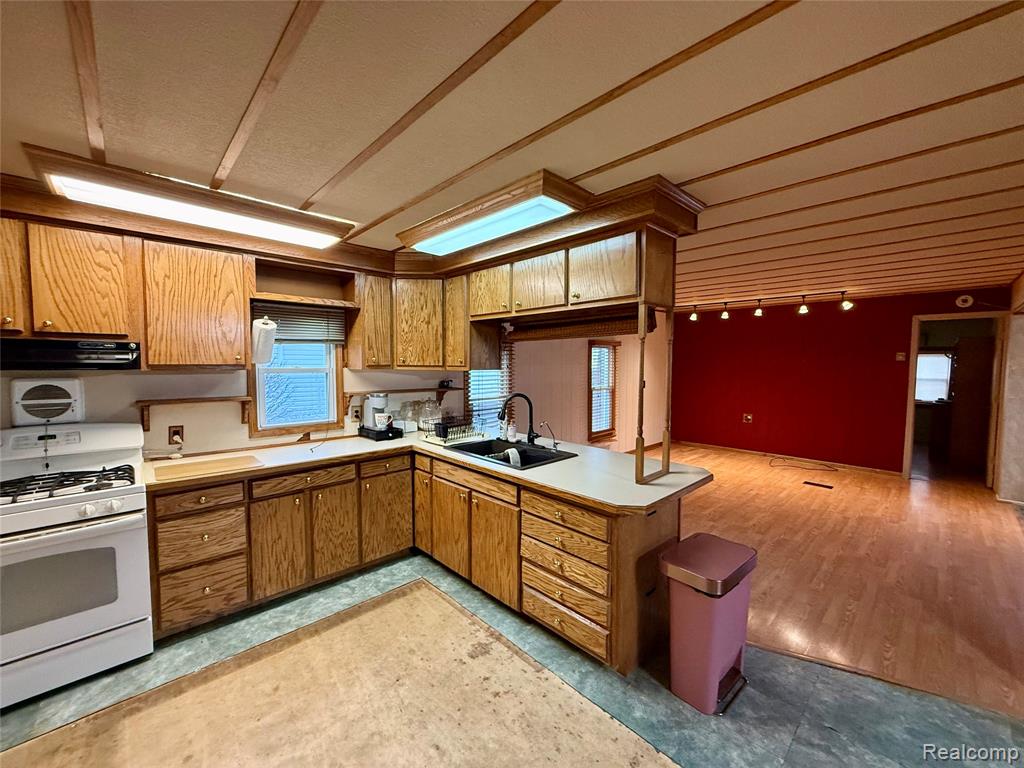 277 Glengarry Ct. W, Highland, MI — Photo 10