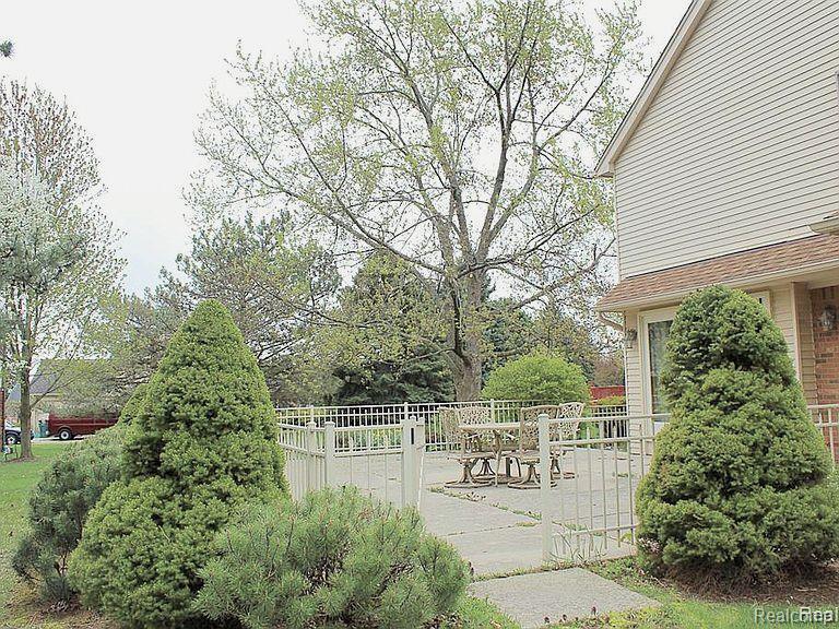 4748 TIPTON Drive, Troy, MI 48098 — Photo 3