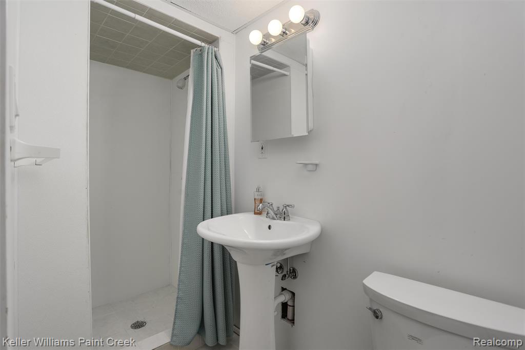 5842 Pleasant Drive, Waterford, MI 48329 — Photo 26