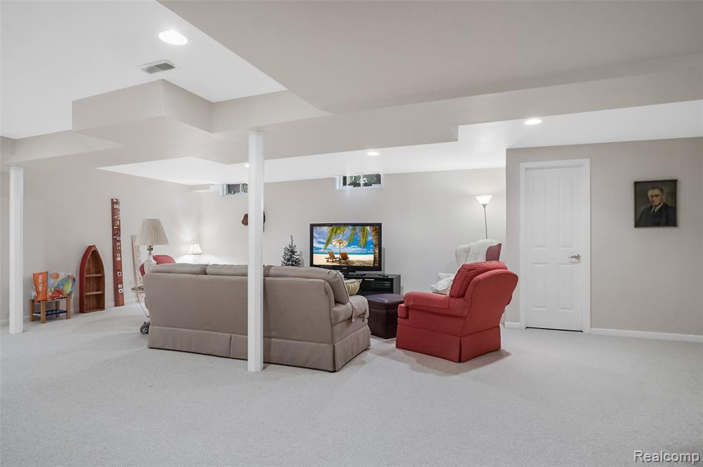 16822 Lochmoor Circle W, Northville, MI 48168 — Photo 31