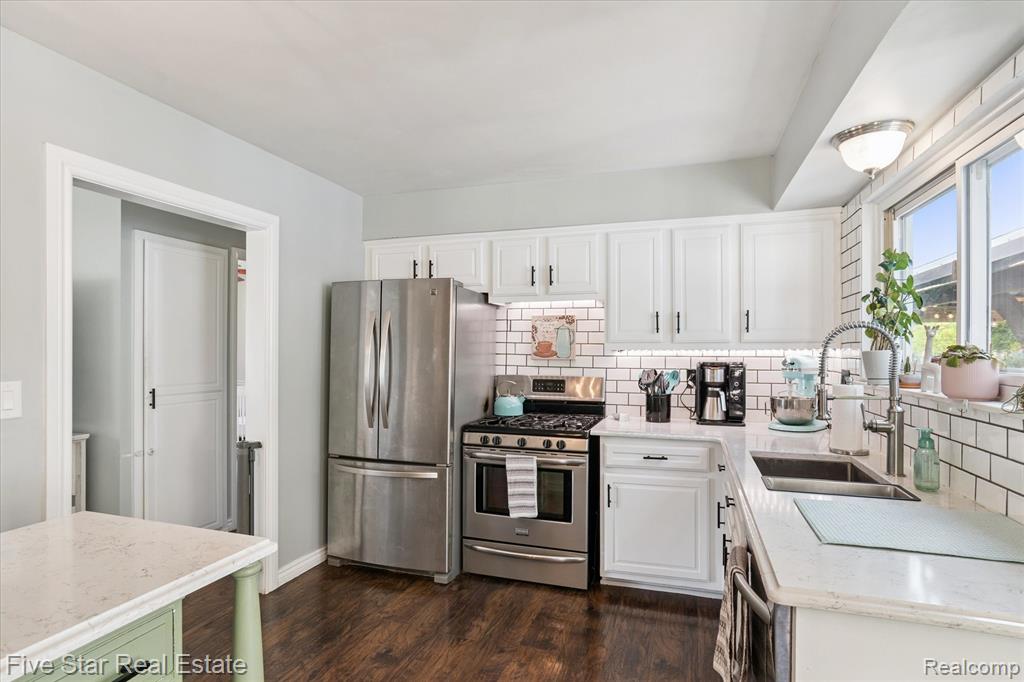 43592 Champlain Court, Canton, MI 48188 — Photo 11