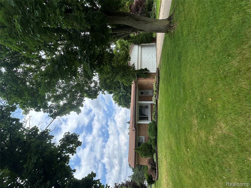 129 Pleasant Lake Drive, Waterford, MI 48327 — Photo 23