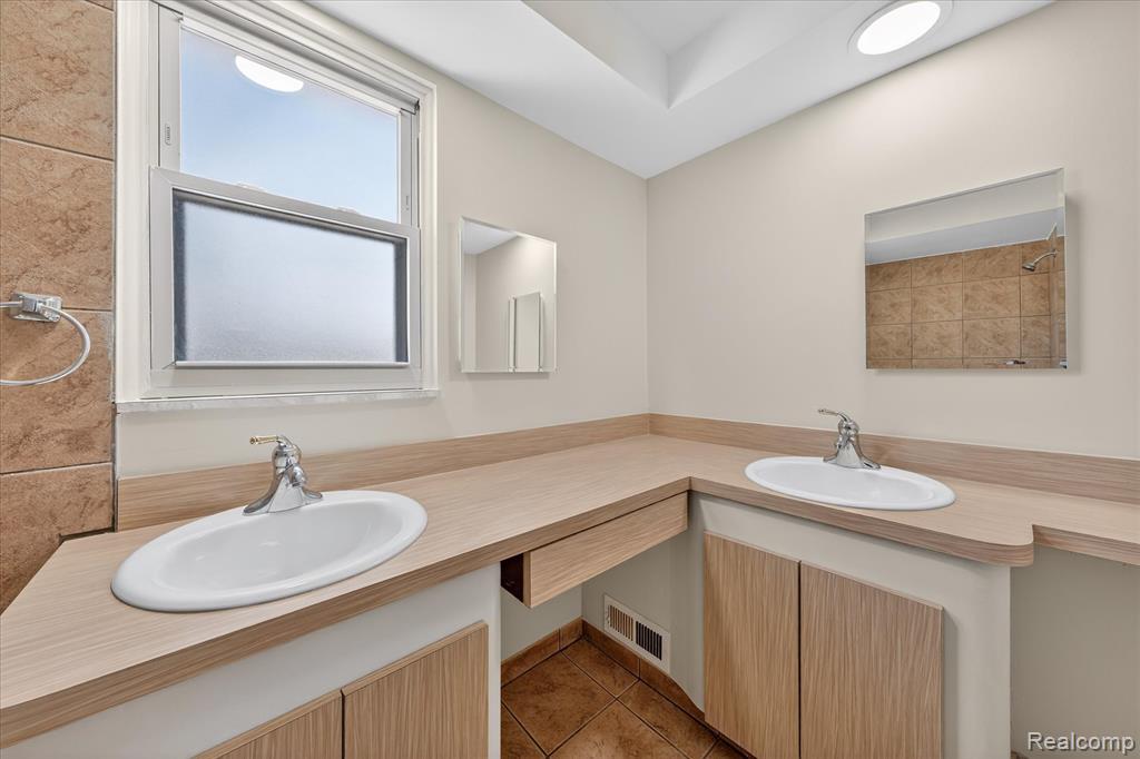 16844 Shaftsbury Avenue, Detroit, MI 48219 — Photo 35