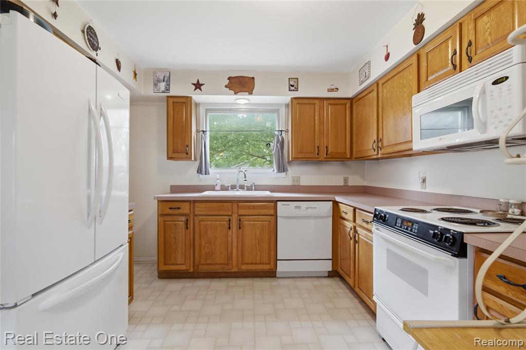 665 S Howell Street, Pinckney, MI 48169 — Photo 6