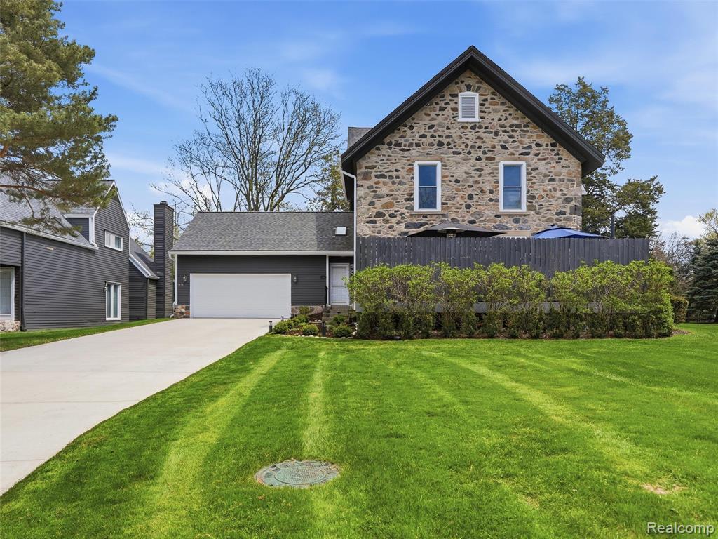7475 Pinehurst Circle, Bloomfield Hills, MI 48301 — Photo 38