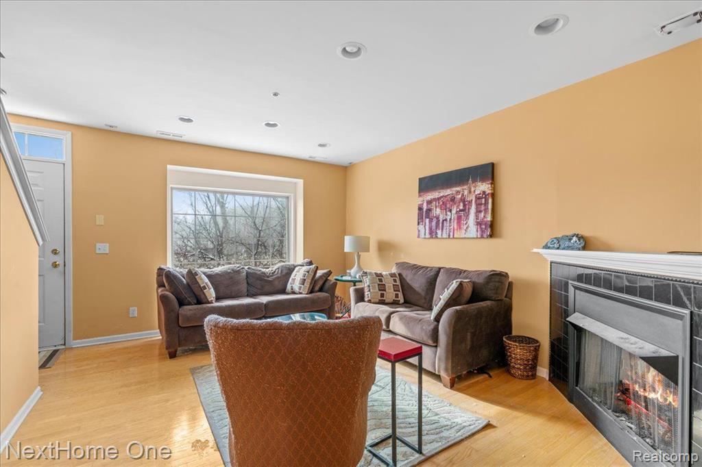 609 VILLAGE Lane, Milford, MI 48381 — Photo 4