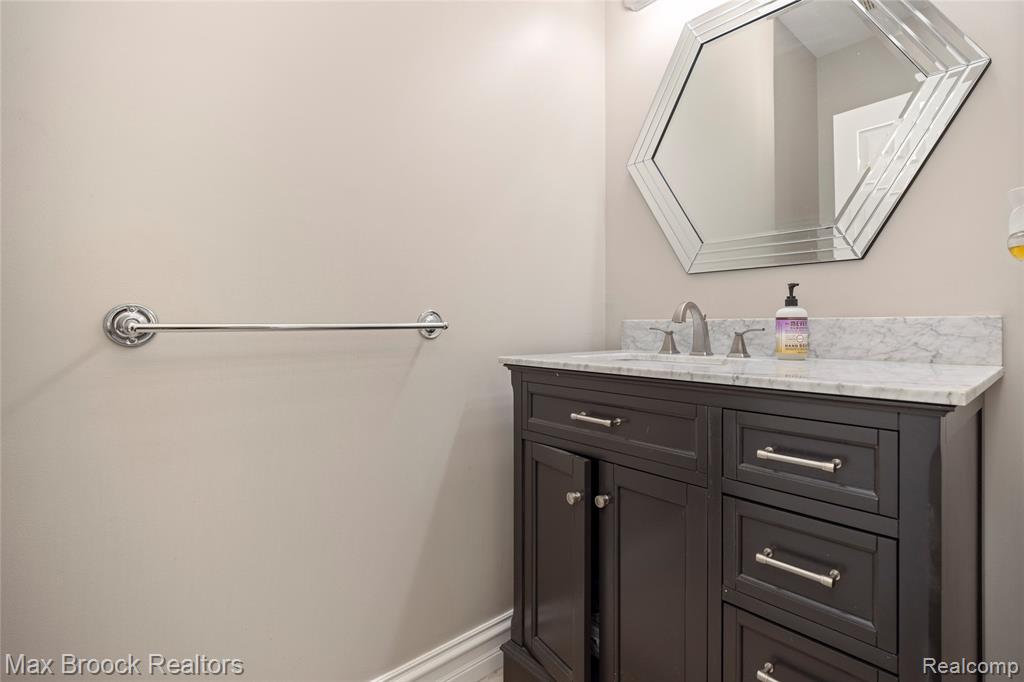 6986 Crosswell Drive, West Bloomfield, MI — Photo 46