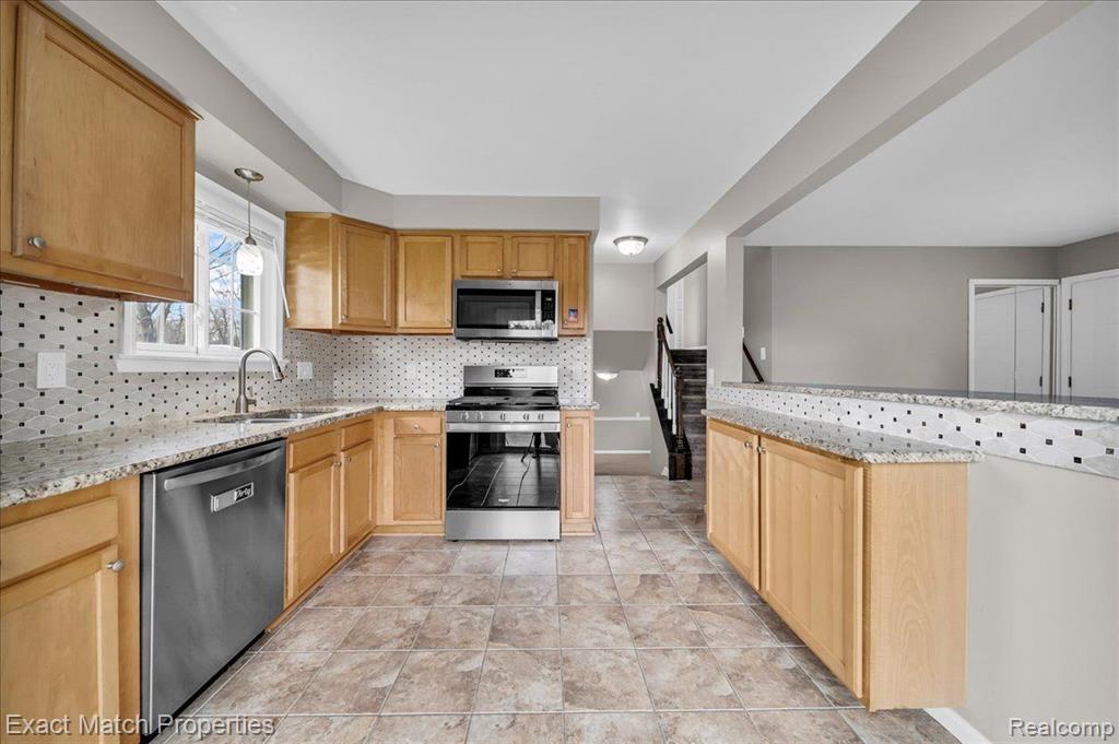 9121 SANDYSIDE Road, White Lake, MI — Photo 16