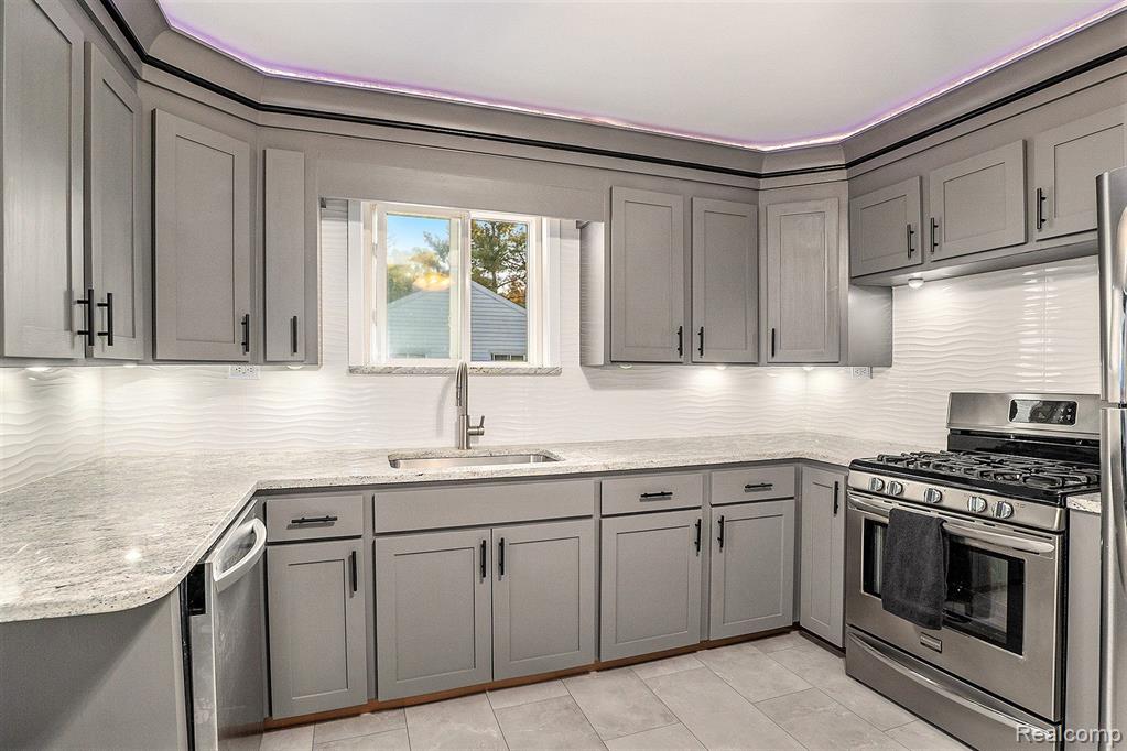 441 CLAYBURN Boulevard, Waterford, MI 48327 — Photo 8