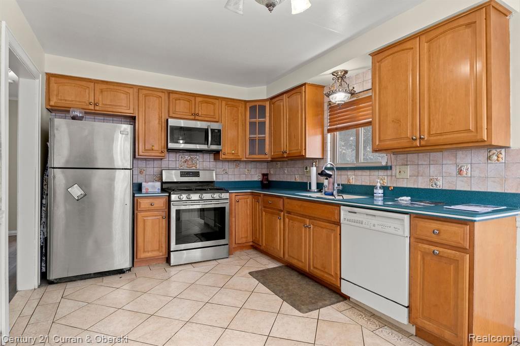 8054 ROBINDALE Avenue, Dearborn Heights, MI 48127 — Photo 10