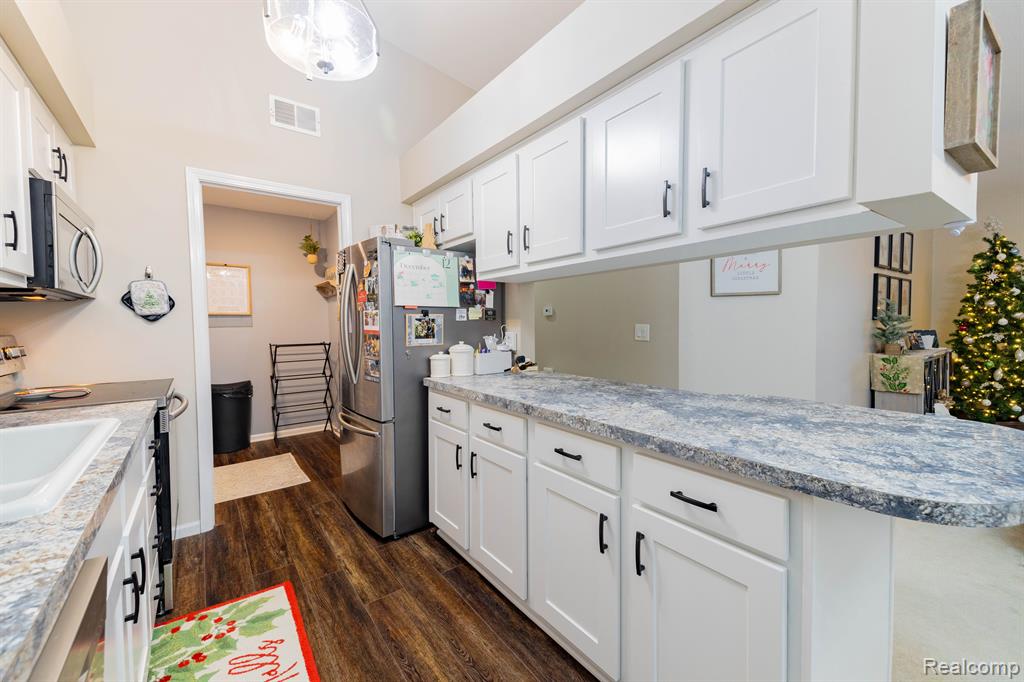 1305 HARBOUR Drive, 13, Trenton, MI 48183 — Photo 15