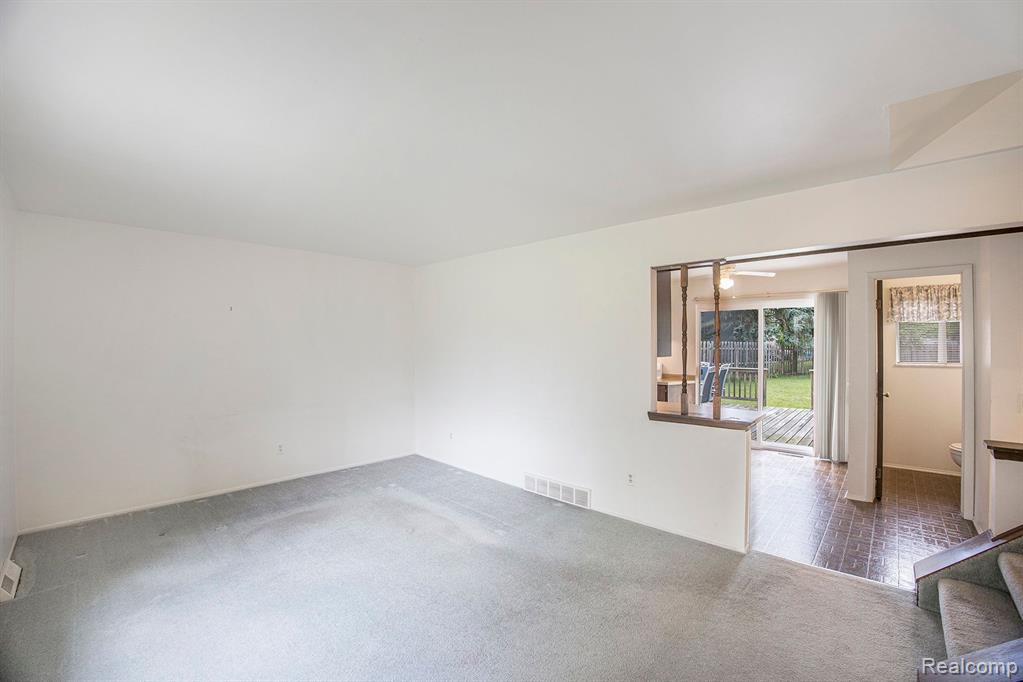 6160 BARKER Drive, Waterford, MI 48329 — Photo 4